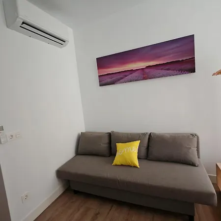 & Kitchen Zabalburu בית הארחה בילבאו